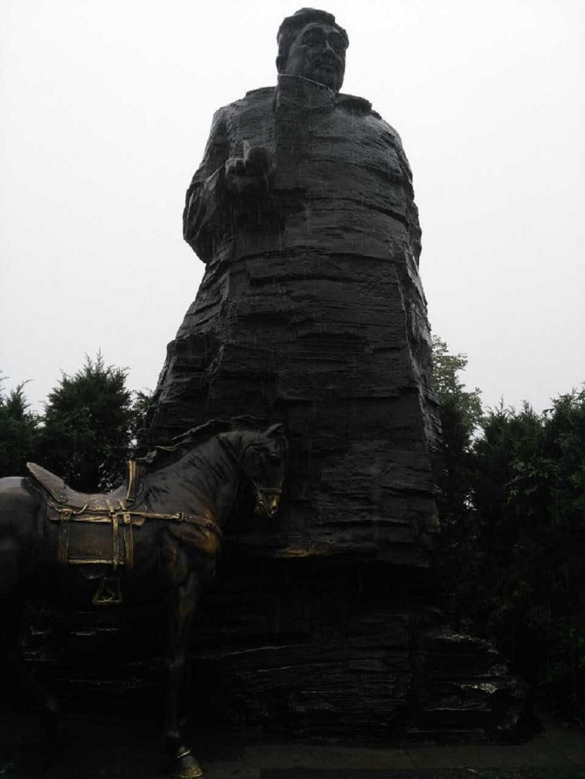 贺龙雕像.jpg